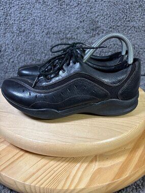 Clarks Wave Wheel Walking Shoe Womens Size 7.5  Black Nubuck Leather Sneaker